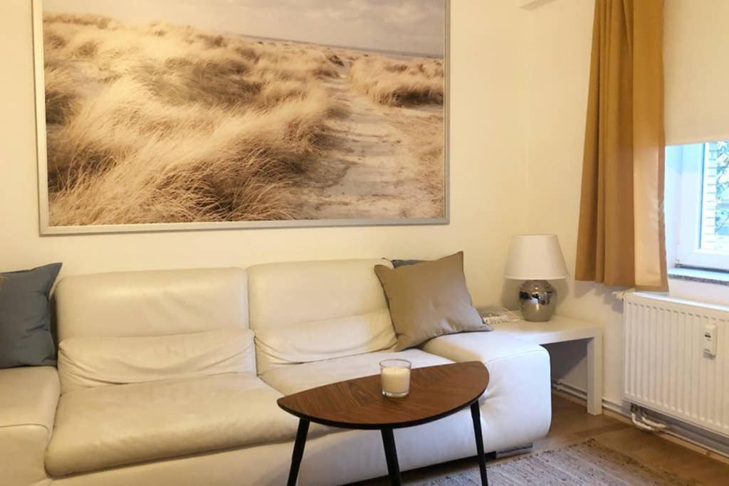 Gemuetliche Sanierte 1 Zimmer Wohnung Mit Privatem Parkplatz Im Zentrum キール エクステリア 写真