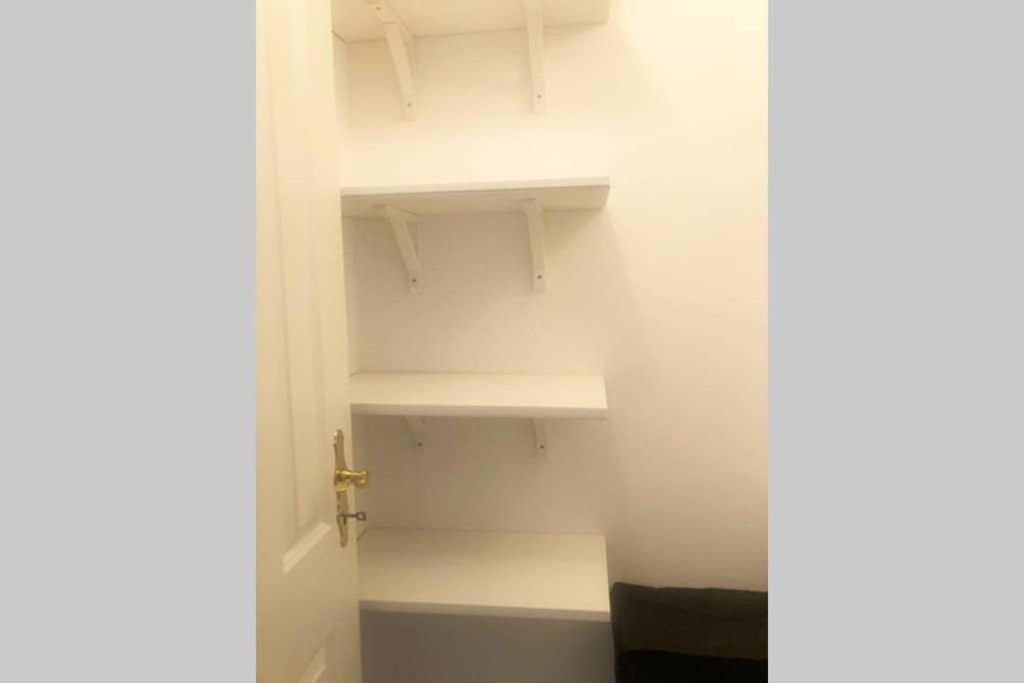 Gemuetliche Sanierte 1 Zimmer Wohnung Mit Privatem Parkplatz Im Zentrum キール エクステリア 写真