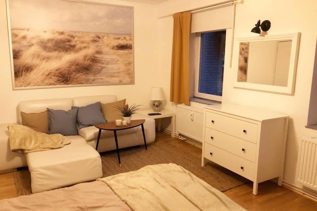 Gemuetliche Sanierte 1 Zimmer Wohnung Mit Privatem Parkplatz Im Zentrum キール エクステリア 写真